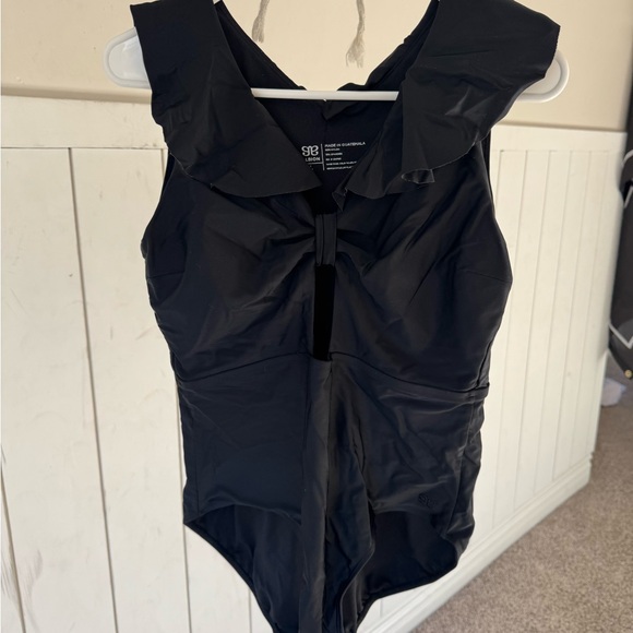 Albion Other - Albion keyhole ruffle black Swim